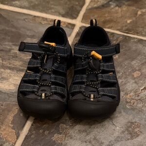 Toddler keen sandals size 7